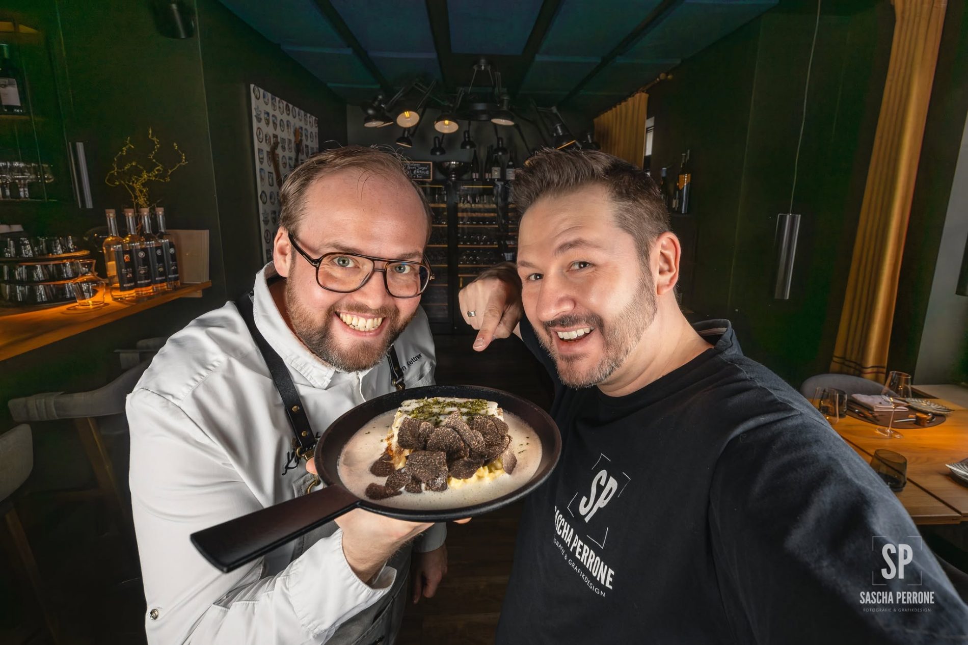 Sascha Perrone mit Küchenchef