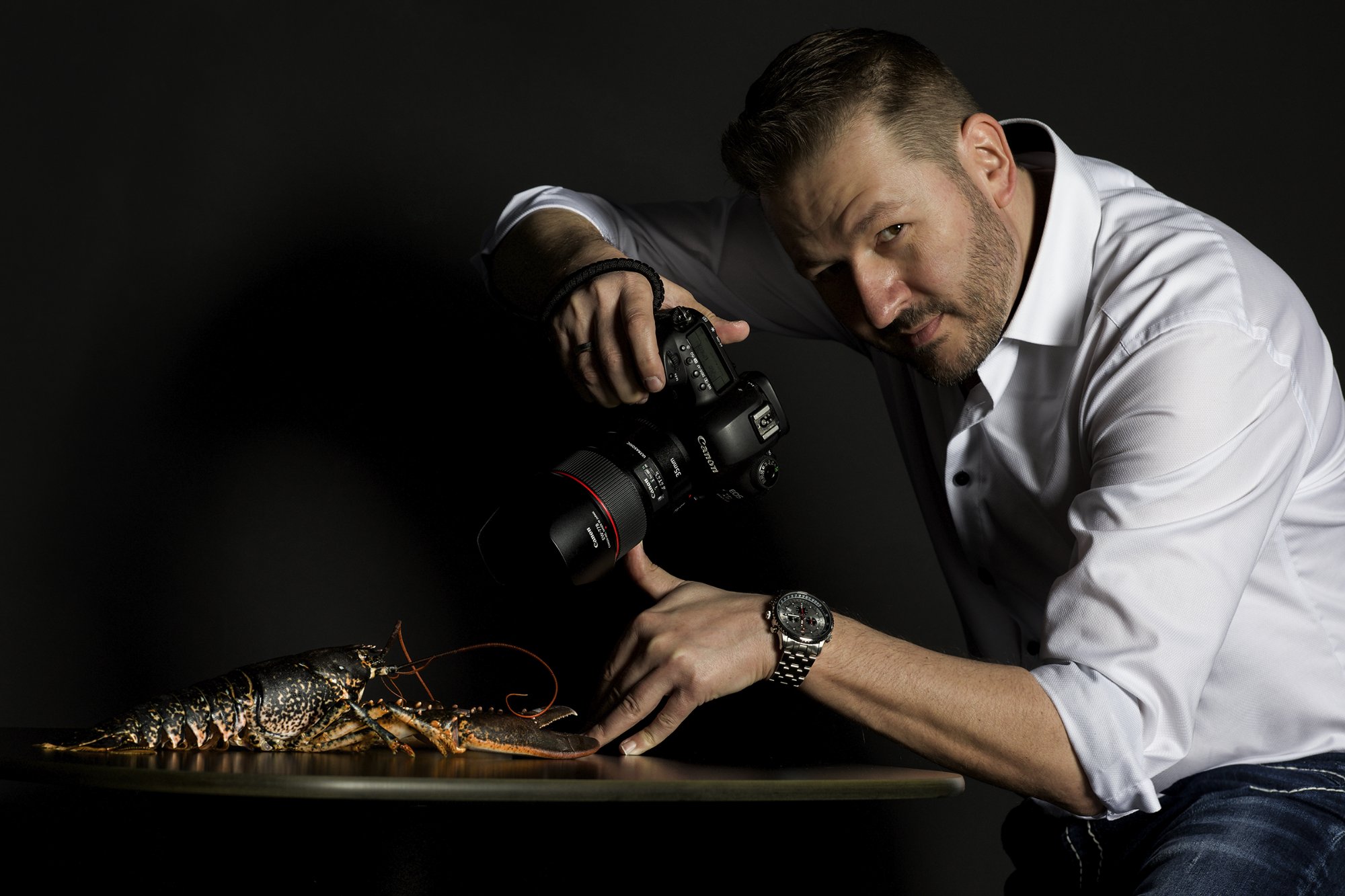 Sascha Perrone — Foodfotograf mit Kamera und Hummer